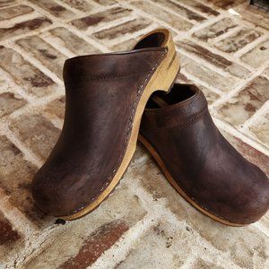 Sanita brown leather Ellis open-back clogs size 42